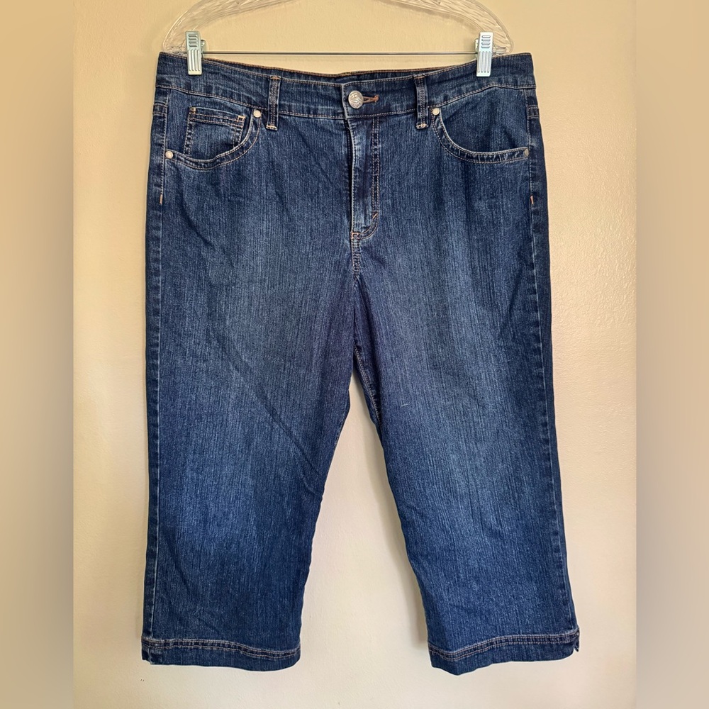 BANDOLINO Denim Jean Capri Pants - Women's Size 14 - Embroidered Floral Pockets